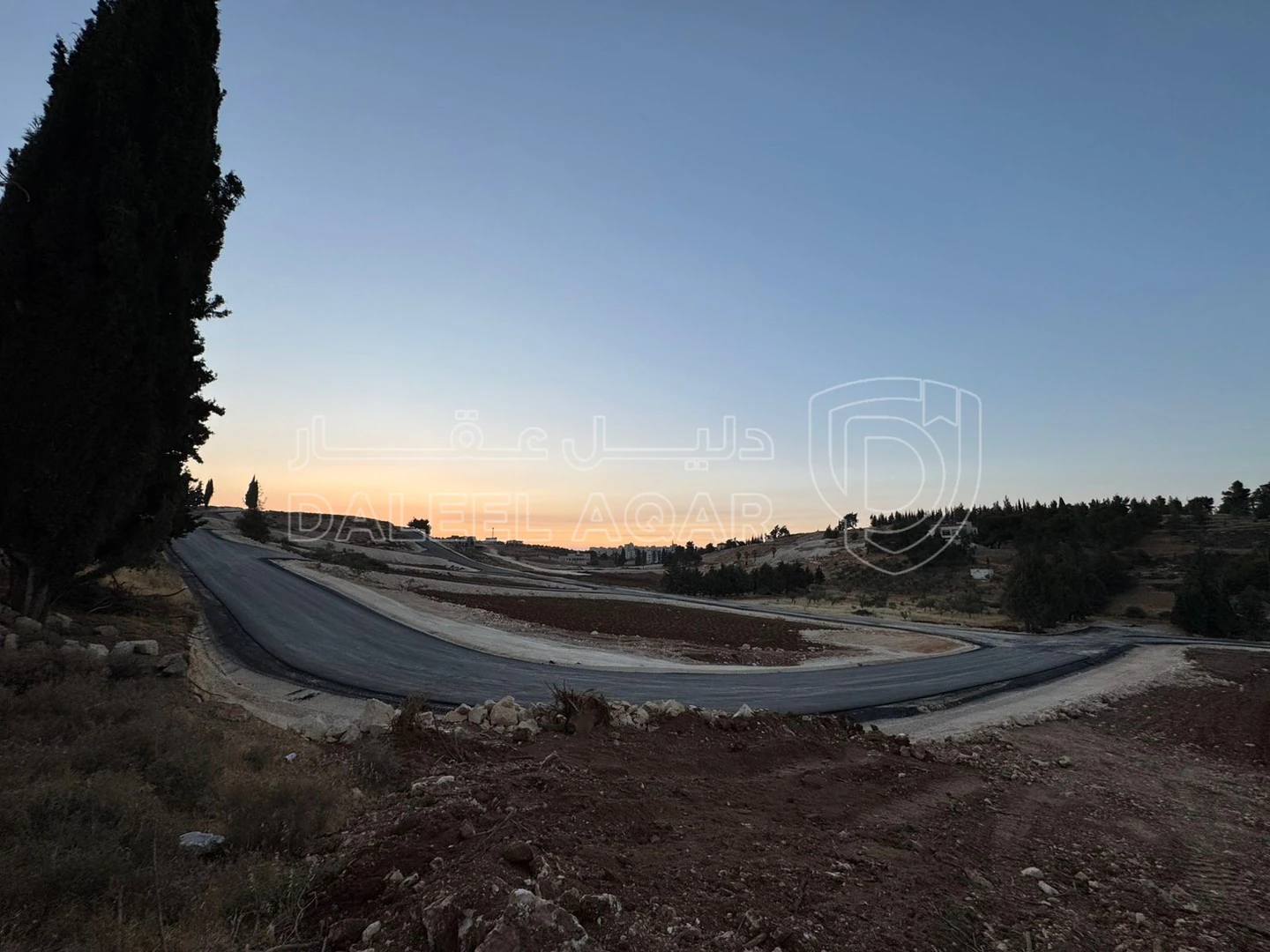 أرض في بلعاس - يبعد 6 دقائق عن طريق المطار  - 178,000 دأ - صورة 1